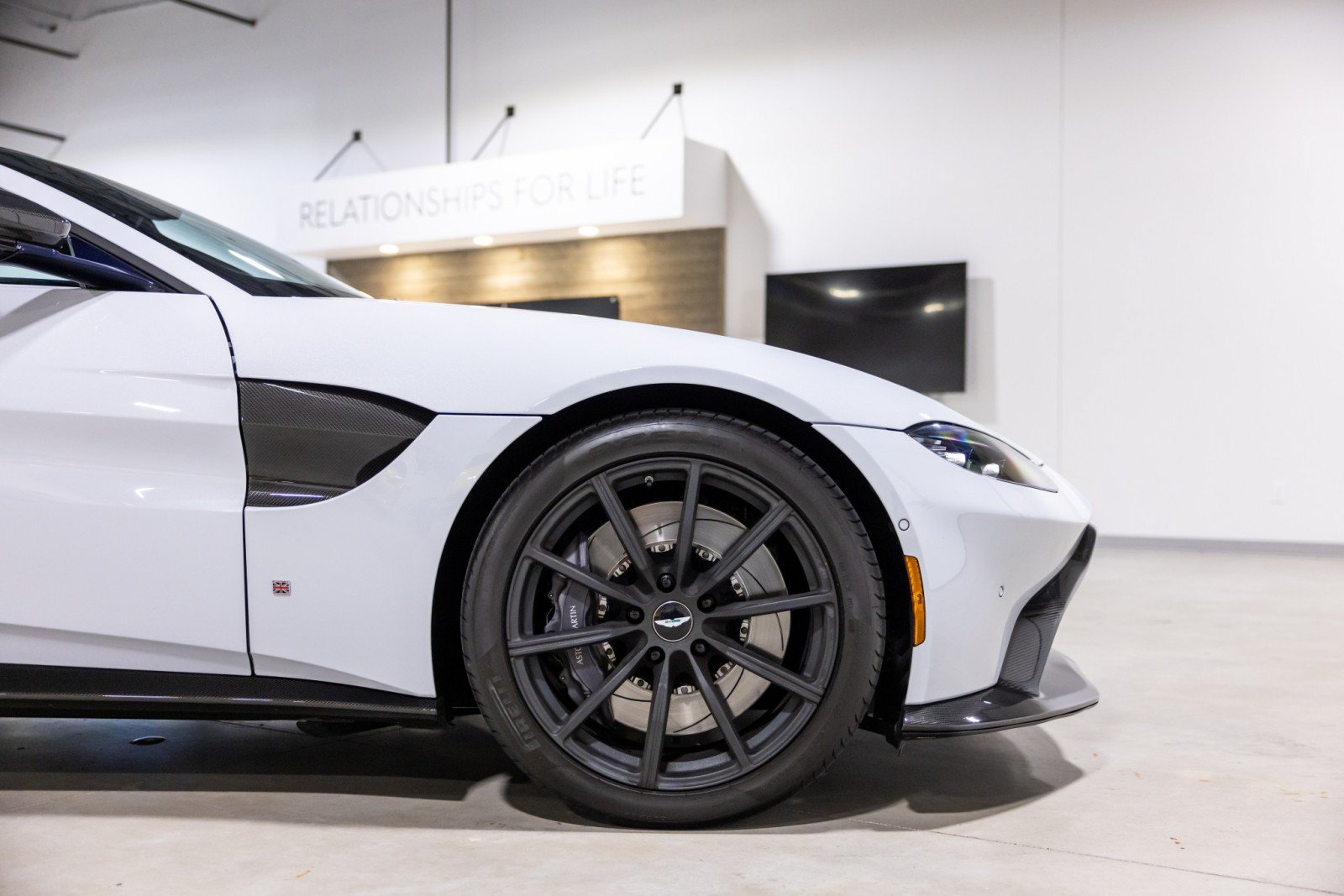 Used 2019 Aston Martin V8 Vantage Coupe RWD image 28