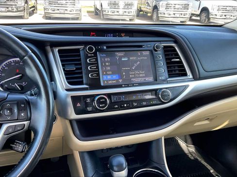 Used 2018 Toyota Highlander XLE image 6