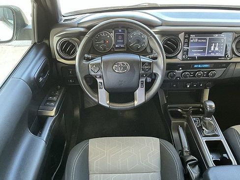 Used 2022 Toyota Tacoma TRD Off-Road image 12