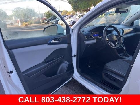 Used 2022 Volkswagen Taos SE FWD image 4