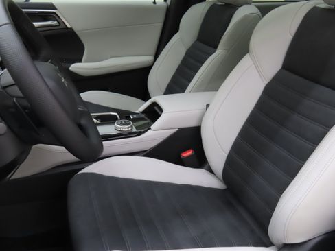 New 2025 Mitsubishi Outlander SE image 10