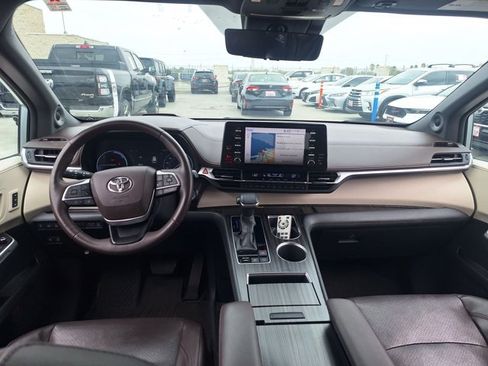 Used 2021 Toyota Sienna Platinum FWD image 17
