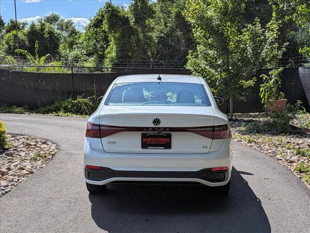Certified 2025 Volkswagen Jetta SE w/ Sunroof Package FWD image 4