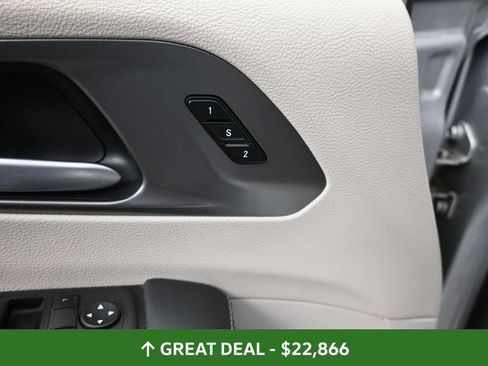 Used 2024 Chrysler Pacifica Limited FWD image 31