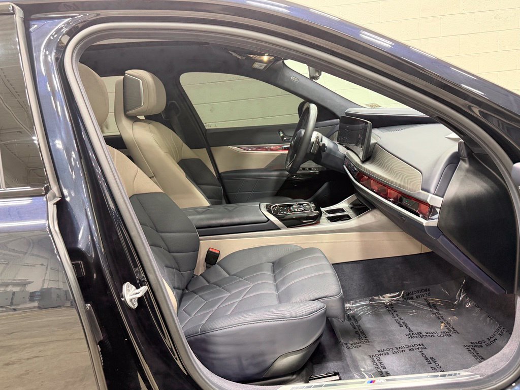 Used 2025 BMW 760i xDrive AWD/4WD image 49