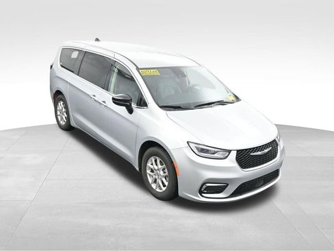 Used 2024 Chrysler Pacifica Touring-L FWD image 37