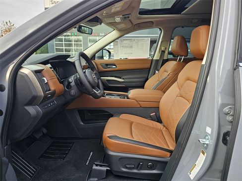 New 2025 Nissan Pathfinder Platinum image 16