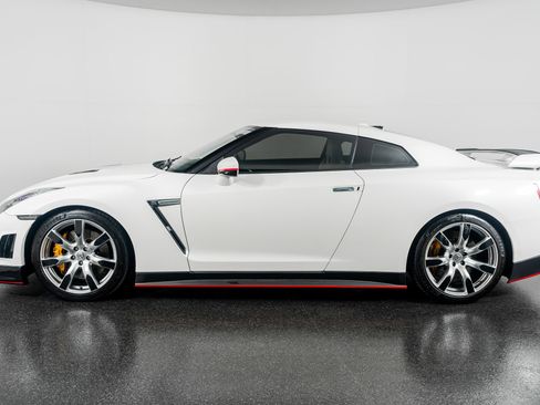 Used 2009 Nissan GT-R Premium image 17