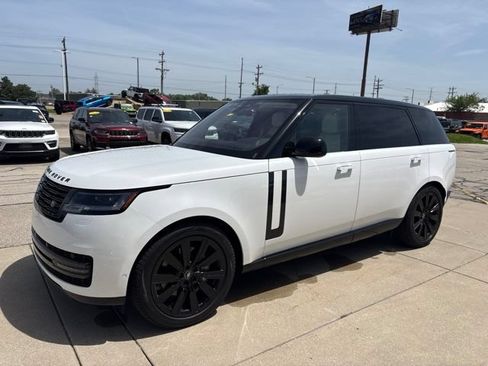 Used 2023 Land Rover Range Rover Long Wheelbase SE AWD/4WD image 3