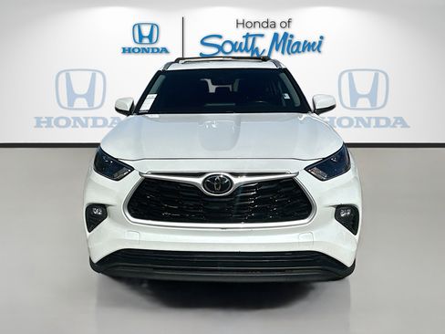 Used 2022 Toyota Highlander XLE image 2