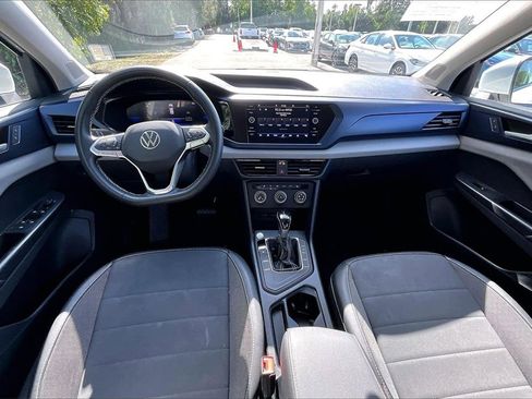 Certified 2022 Volkswagen Taos SE image 3