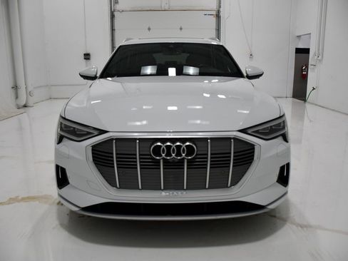 Used 2022 Audi e-tron Premium Plus w/ Premium Plus Package image 2
