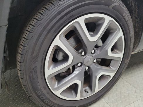 Used 2018 Jeep Renegade Latitude FWD image 31