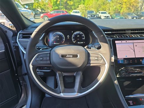 New 2025 Jeep Grand Cherokee Limited w/ Black Appearance Package image 17