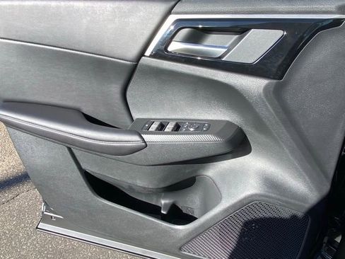 New 2025 Mitsubishi Outlander SE image 13