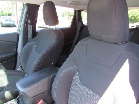 Used 2019 Jeep Cherokee Latitude w/ Popular Appearance Group AWD/4WD image 16