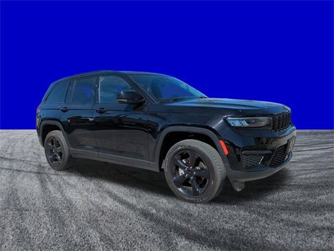 Used 2024 Jeep Grand Cherokee Altitude image 2