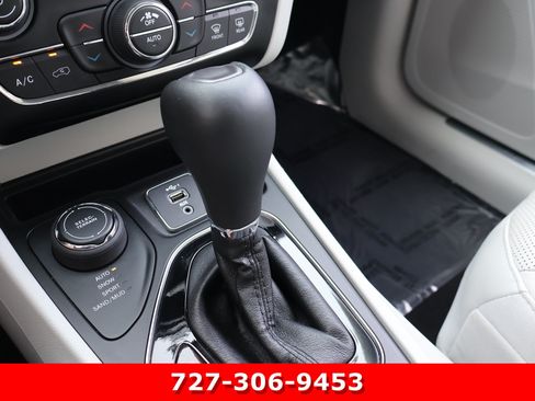Used 2020 Jeep Cherokee Limited AWD/4WD image 29