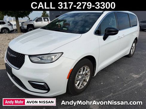 Used 2025 Chrysler Pacifica Select FWD image 2