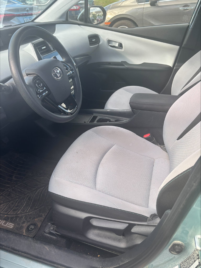 Used 2021 Toyota Prius LE FWD image 7