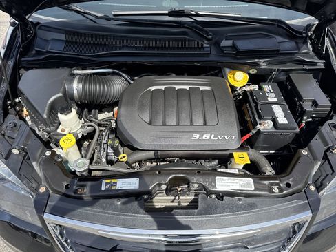 Used 2016 Chrysler Town & Country S w/ Driver Convenience Group FWD image 11