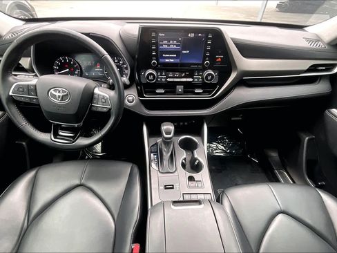 Used 2021 Toyota Highlander XLE image 16