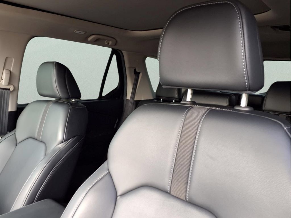 Used 2025 Honda Pilot Touring image 17
