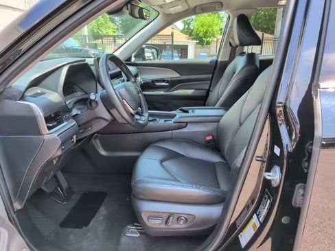Used 2024 Toyota Grand Highlander AWD image 11