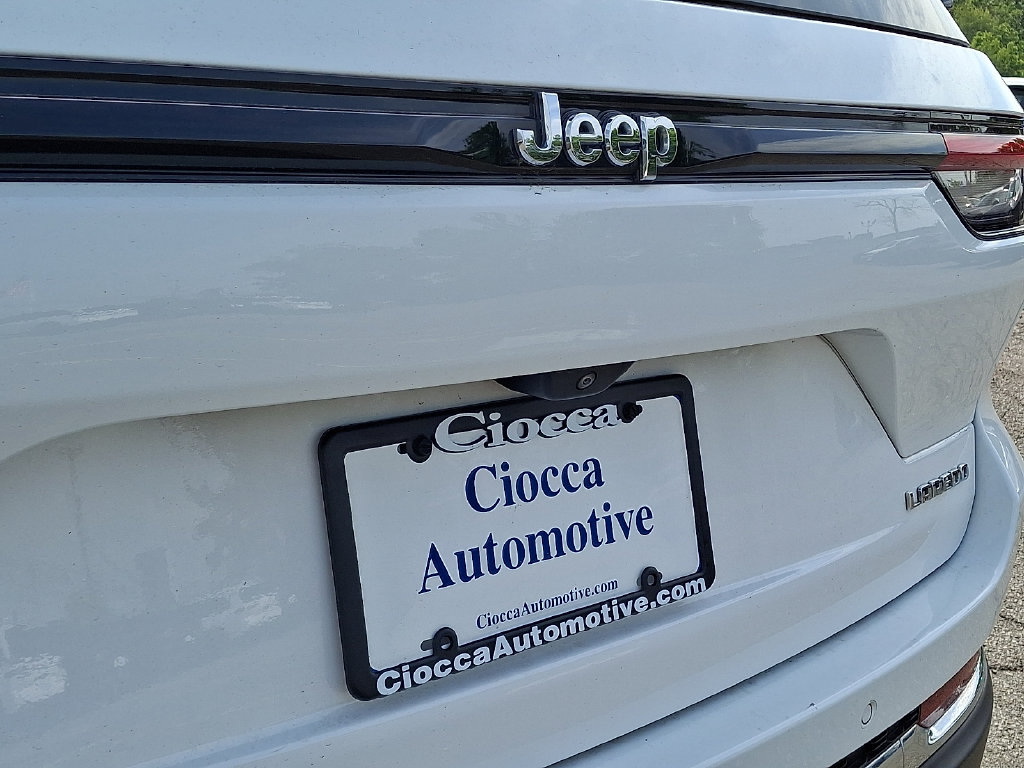 Used 2023 Jeep Grand Cherokee Laredo X AWD/4WD image 30