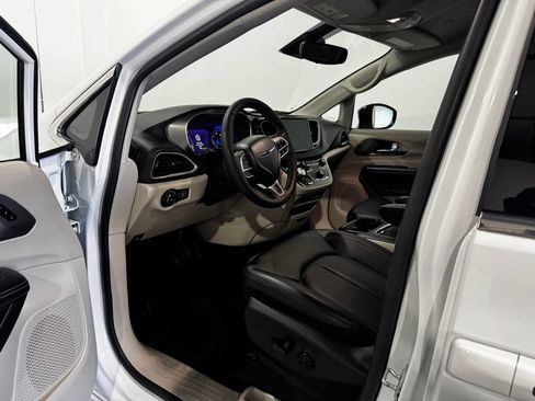 Used 2024 Chrysler Pacifica Touring-L FWD image 16