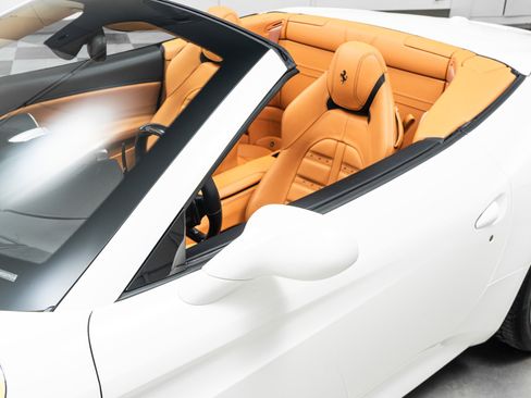 Used 2015 Ferrari California T image 44