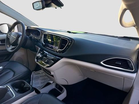 Used 2024 Chrysler Pacifica Touring-L image 31