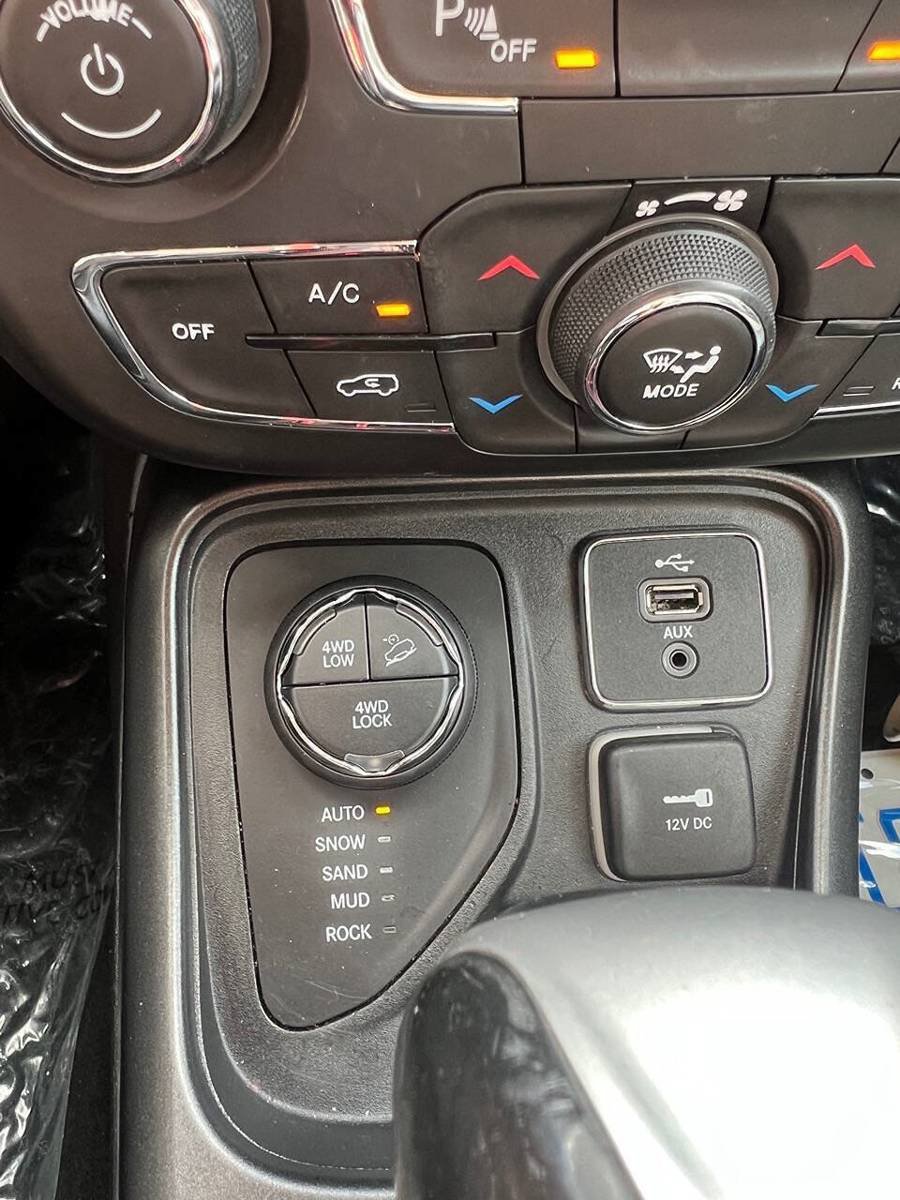 Used 2018 Jeep Compass Trailhawk w/ Leather Interior Group AWD/4WD image 12