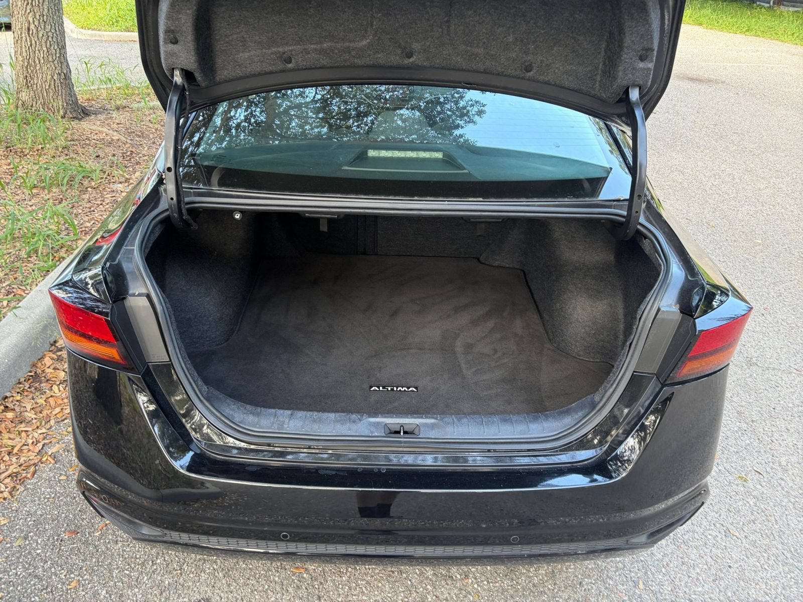Used 2025 Nissan Altima 2.5 SV FWD image 30