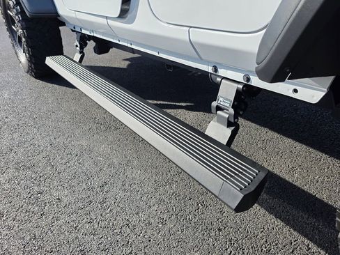 Used 2024 Jeep Wrangler Willys image 10