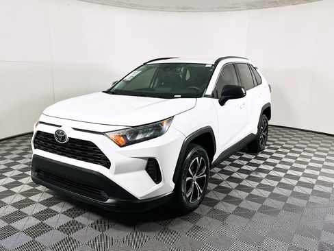 Used 2020 Toyota RAV4 LE image 7