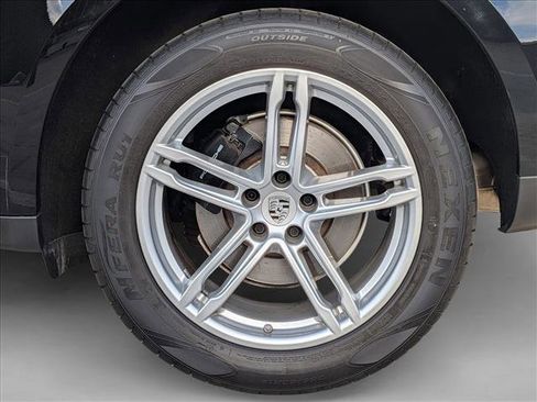 Used 2025 Porsche Macan AWD/4WD image 29