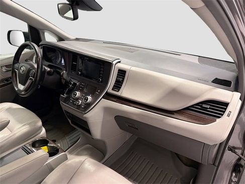 Used 2018 Toyota Sienna Limited image 25