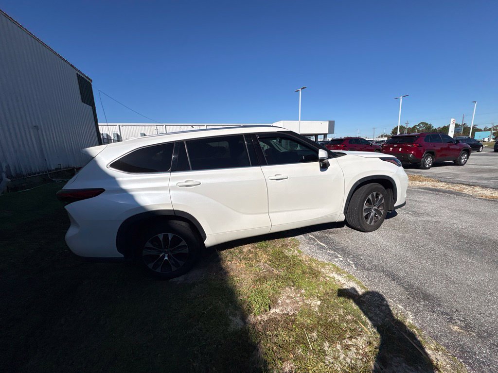 Used 2021 Toyota Highlander XLE FWD image 16