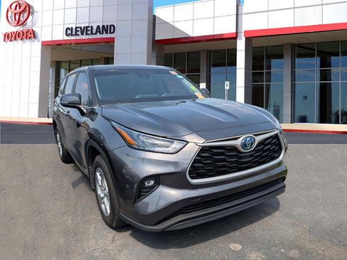 Used 2024 Toyota Highlander LE image 2