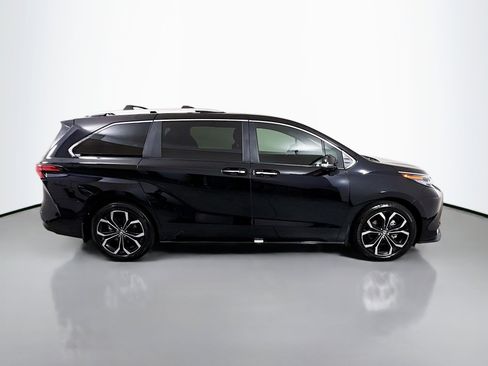 Used 2025 Toyota Sienna Platinum FWD image 8