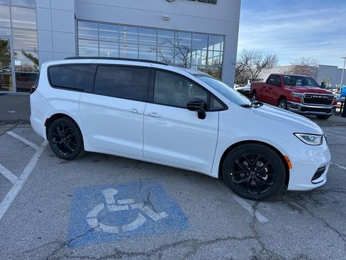 New 2026 Chrysler Pacifica Select image 40