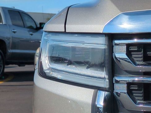 Used 2022 GMC Acadia SLE image 9