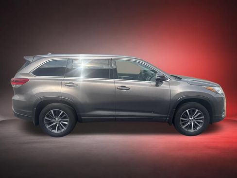 Used 2017 Toyota Highlander XLE AWD/4WD image 6