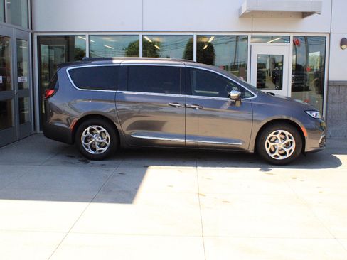 Used 2022 Chrysler Pacifica Limited w/ Uconnect Theater Family Group FWD image 4