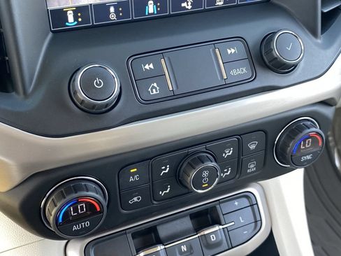 Used 2021 GMC Acadia Denali w/ Denali Technology Package FWD image 29
