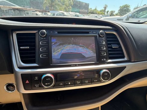 Used 2015 Toyota Highlander XLE FWD image 17
