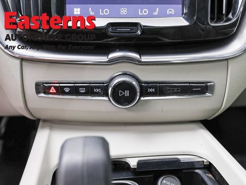 Used 2022 Volvo XC60 B5 Momentum AWD/4WD image 19