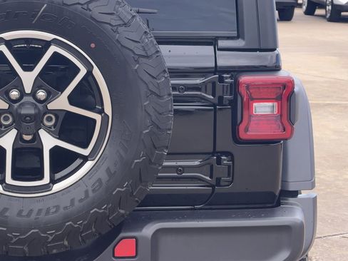 Used 2025 Jeep Wrangler Unlimited Rubicon AWD/4WD image 9