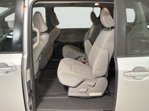 Used 2020 Toyota Sienna LE FWD image 20